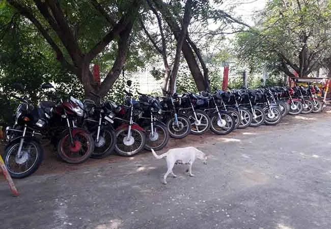 VELLORE TWO WHEELER THIEF ARRESTED IN POLICE SEIZURE VEHICLE 